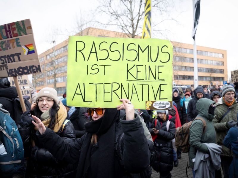 Über zehntausend Menschen protestieren in Riesa gegen den AfD-Parteitag.