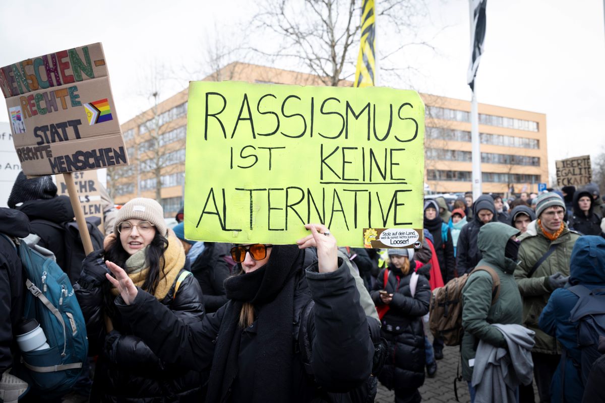 Über zehntausend Menschen protestieren in Riesa gegen den AfD-Parteitag.