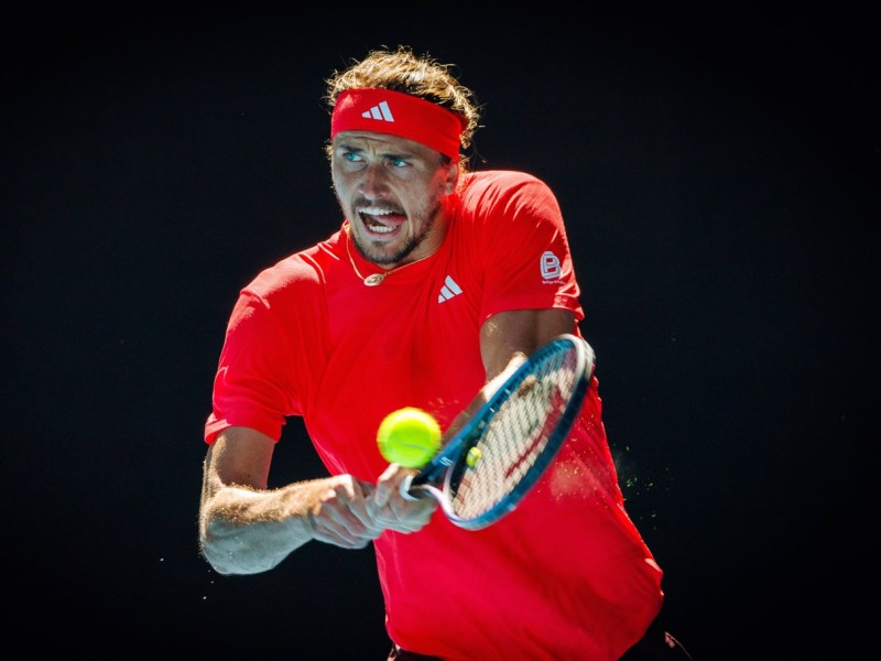 Alexander Zverev schlägt bei den Australian Open einen Tennisball.