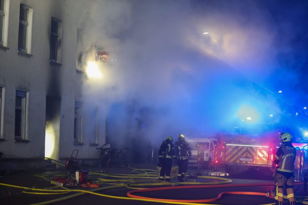 In Gelsenkirchen steht ein Wohnhaus in Flammen!