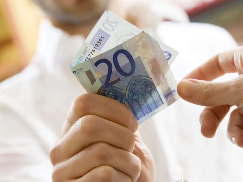 Post-Kunde will mit Bargeld zahlen â€“ was er an der Kasse zu hÃ¶ren bekommt, gibt ihm den Rest