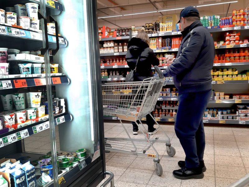 Ein Kaufland-Kunde freut sich über einen besonderen Fund im Regal.