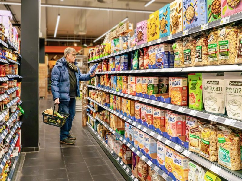 Kunde sucht Produkte bei Edeka