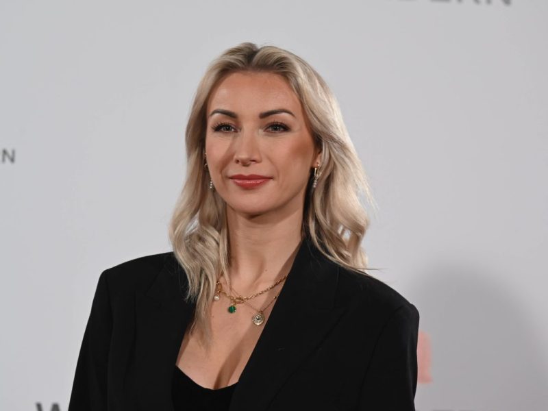 Anna-Carina Woitschack sorgt vorm, 