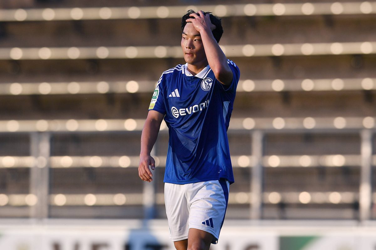 Der FC Schalke 04 "befördert" Seok-Ju Hong.