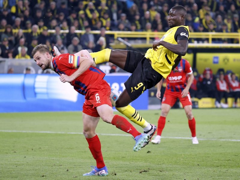Patrick Mainka im Hinspiel zwischen Dortmund und Heidenheim.