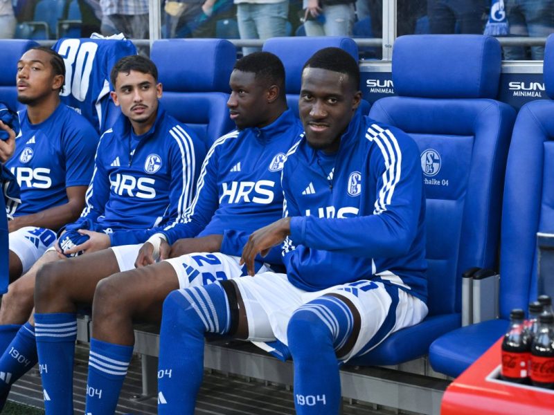Beim FC Schalke 04 geht es Schlag auf Schlag. Der nächste Abgang bei Königsblau ist nun in trockenen Tüchern.