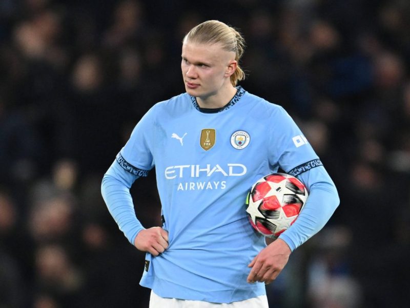Erling Haaland blickt sorgenvoll auf die Playoffs.