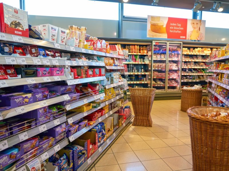 Kunden bei Rewe und Kaufland sind über die Schoko-Preise wütend. (Symbolfoto)