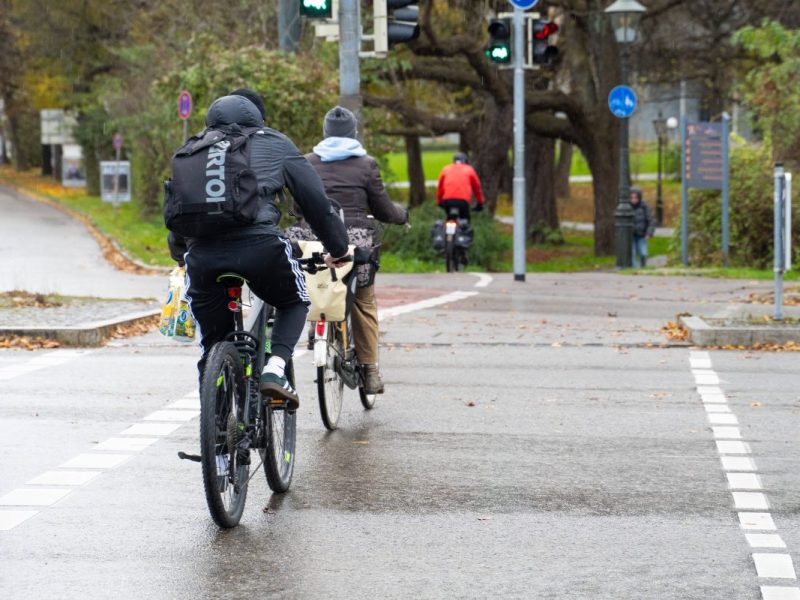 (Symbolbild). Ein Fahrradfahrer fährt über eine Kreuzung und kassiert dafür ein Bußgeld.