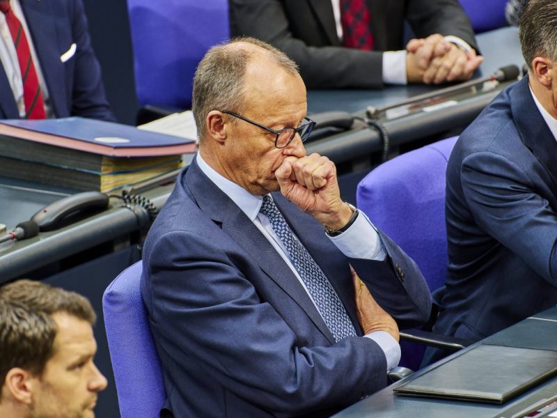 Friedrich Merz wirkt nach der Asyl-Abstimmung fassungslos.
