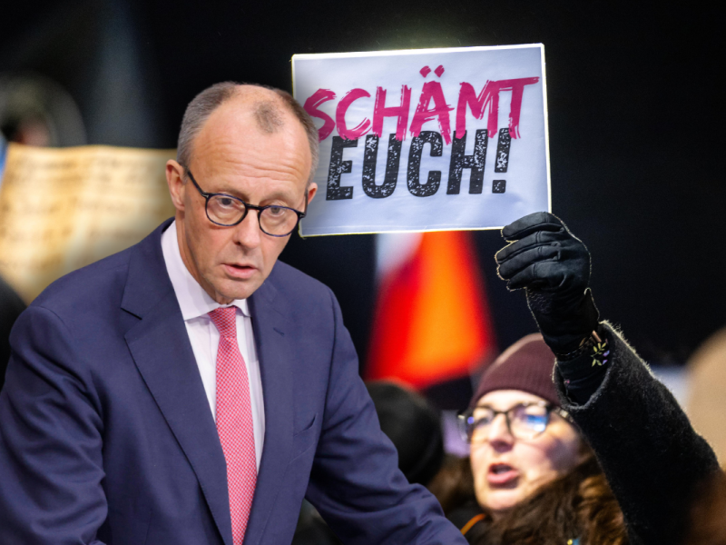 Merz ist mit seinem Asyl-Gesetz gescheitert.