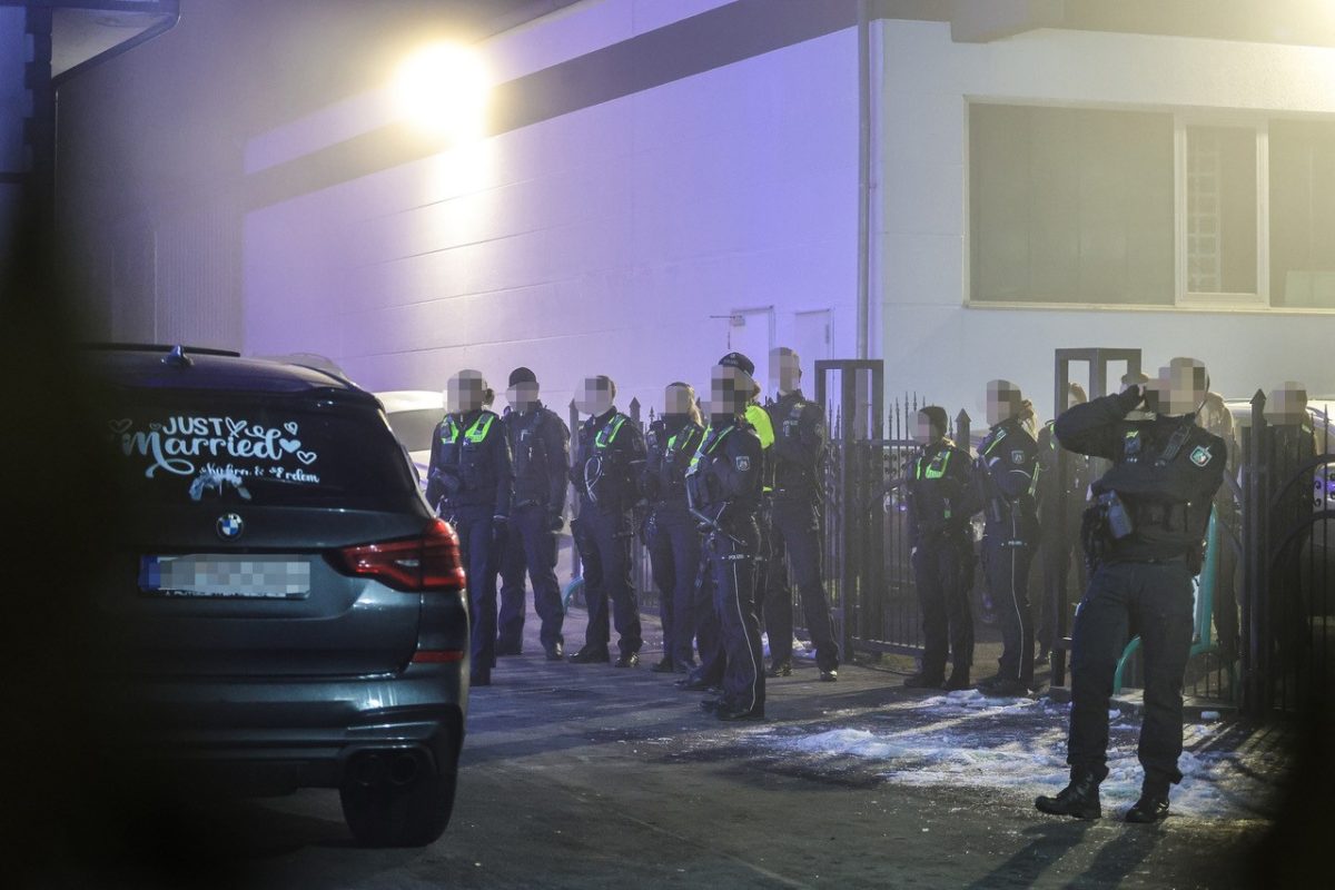 In Menden (NRW) kam es bei einer Hochzeit zu einem GroÃŸeinsatz der Polizei.