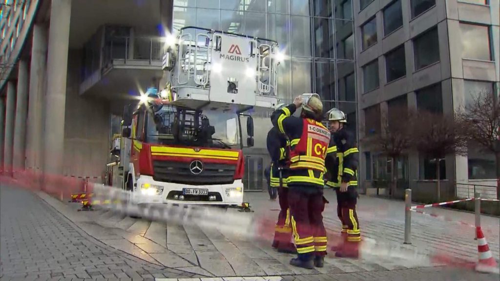 Sturm-Wetter in NRW: In Dortmund ist die Feuerwehr am Harenberg-Hochhaus im Einsatz.