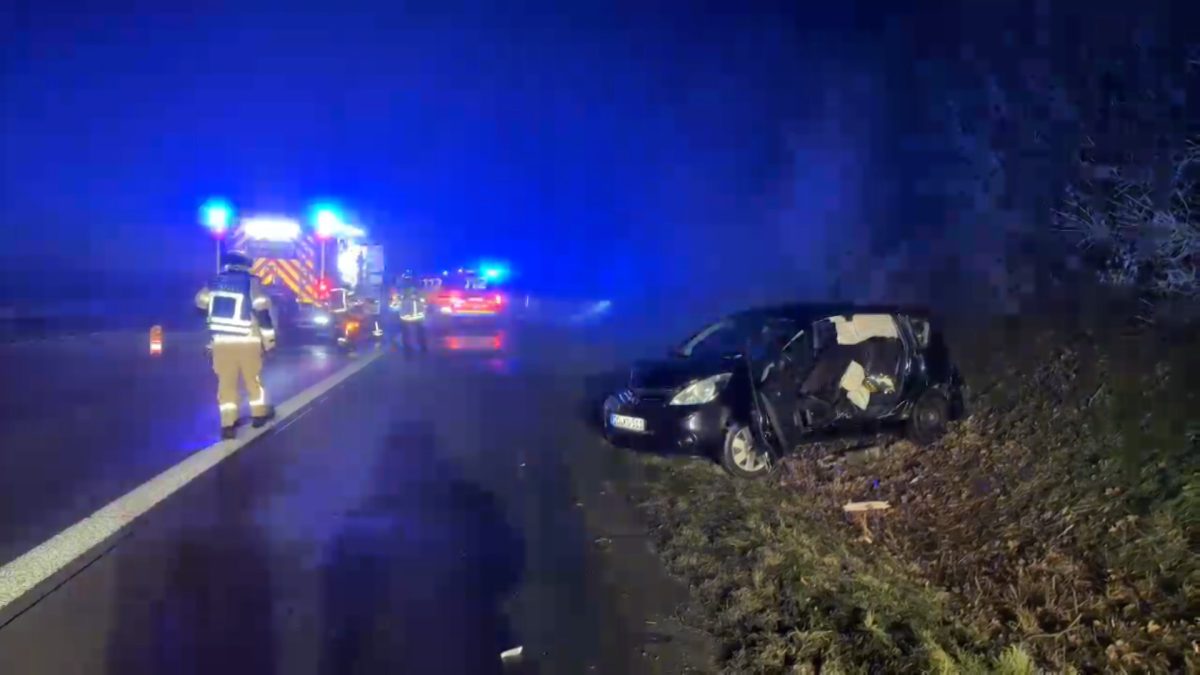 Im Nebel-Wetter in NRW kam es zu einem schweren Unfall auf der A44.