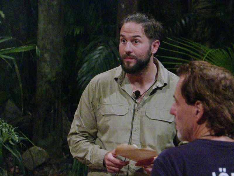 „Dschungelcamp“-Star Maurice bekommt die Nachricht von Sonja und Jan.