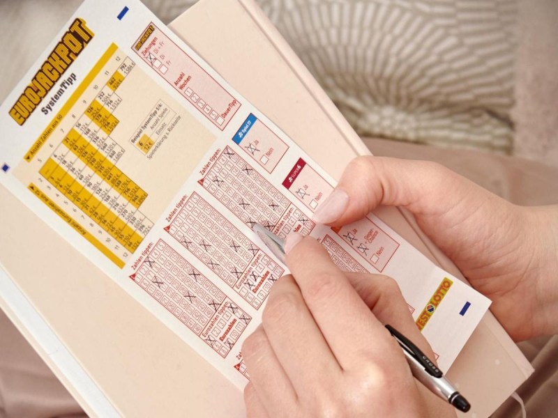 Am Freitag, 7. Februar 2025, sind rund 75 Millionen Euro im Jackpot. Ein SystemTipp bei Eurojackpot kann helfen, den Traum vom Jackpot-Gewinn wahr werden zu lassen. Dabei dürfen mehr Zahlen als bei einem NormalTipp markiert werden.