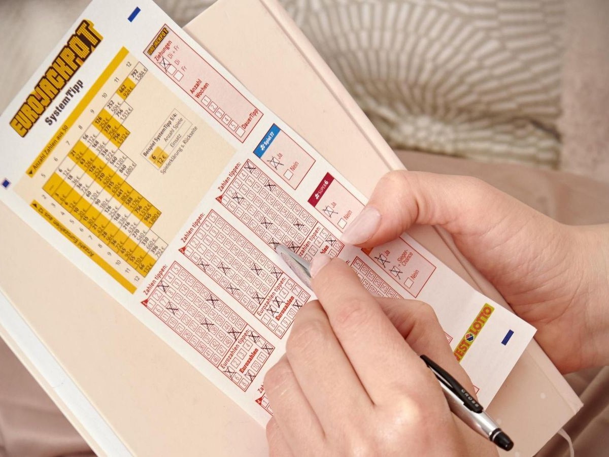Am Freitag, 7. Februar 2025, sind rund 75 Millionen Euro im Jackpot. Ein SystemTipp bei Eurojackpot kann helfen, den Traum vom Jackpot-Gewinn wahr werden zu lassen. Dabei dürfen mehr Zahlen als bei einem NormalTipp markiert werden.