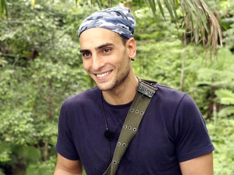 „GZSZ“-Star Timur Ülker brachte pikante Geschichten mit ins Camp. Jetzt gibt der Schauspieler weitere Details zu.