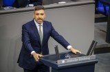 FDP-Politiker Konstantin Kuhle verteidigt eine mögliche schwarz-gelbe Koalition nach der Bundestagswahl.