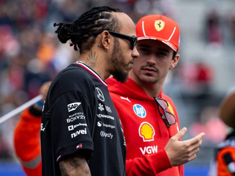 Formel 1: Charles Leclerc im Gespräch mit Lewis Hamilton.