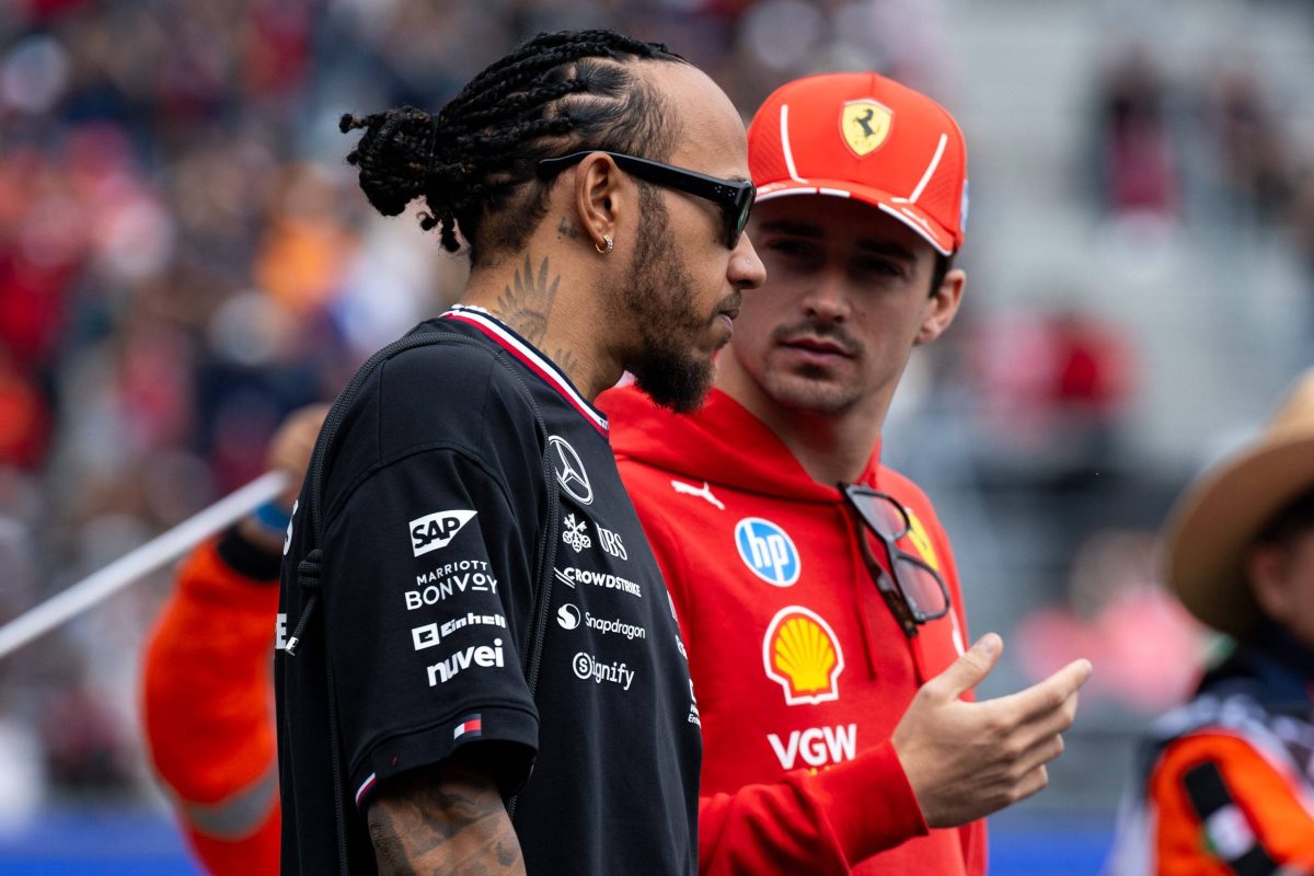 Formel 1: Charles Leclerc im Gespräch mit Lewis Hamilton.