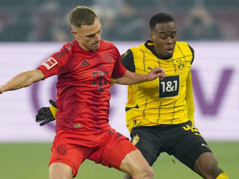 Jamie Gittens, hier im Duell mit Joshua Kimmich, steht auf der Liste des FC Bayern München.