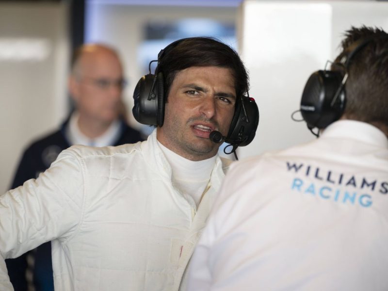 Formel-1-Star Carlos Sainz äußert sich deutlich zu seiner Teamentscheidung. Dabei lässt der Spanier aufhorchen und liefert eine Ansage.