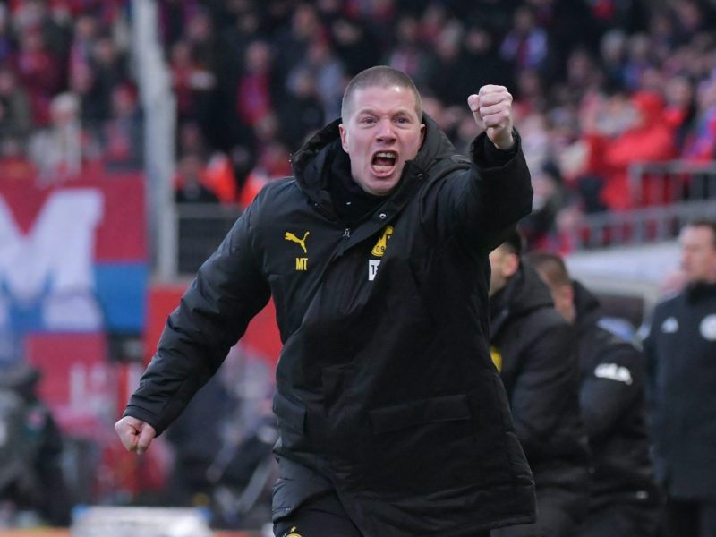 BVB-Interimscoach Mike Tullberg bleibt auch im dritten Spiel ungeschlagen. Dafür ließ er sich von den Fans mächtig feiern.
