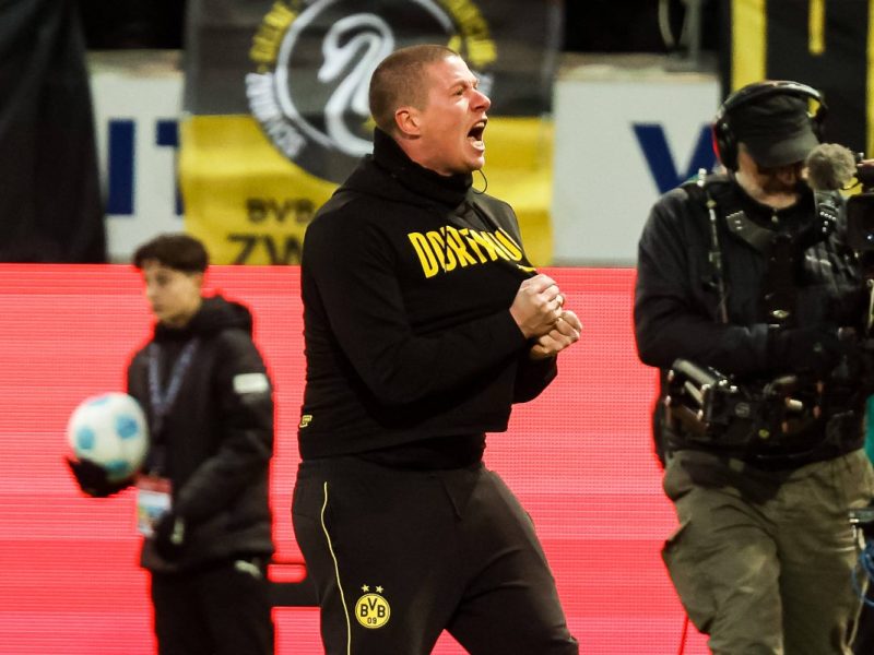 Heftige Kritk an Mike Tullberg! Der Interimscoach von Borussia Dortmund muss sich nach dem Sieg in Heidenheim eines anhören.