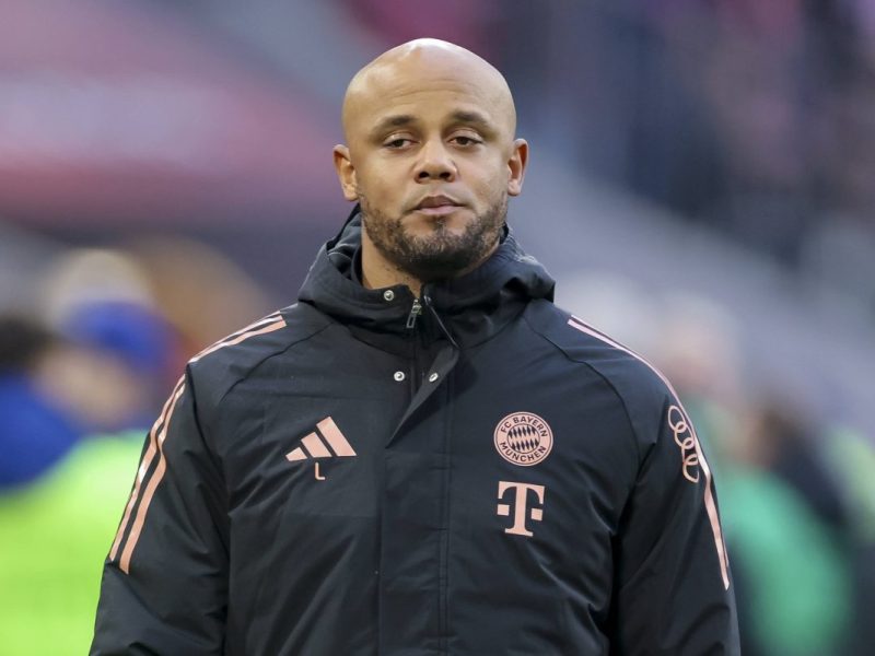 Sorgenvolle Blicke bei Vincent Kompany vor VfB Stuttgart - FC Bayern.