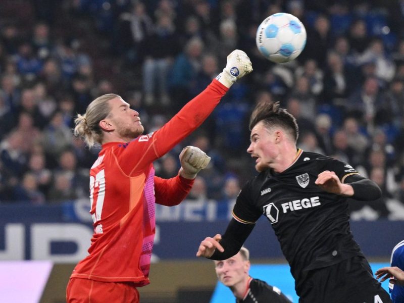 Loris Karius hebt beim FC Schalke 04 ab.