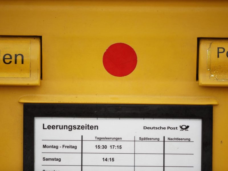 Ein Briefkasten der Deutschen Post.