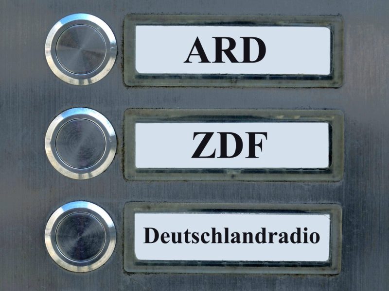 Öffentlich-Rechtliche unter Beschuss: Sind ARD & ZDF wirklich neutral? Vor der Bundestagswahl 2025 wird ihnen oft Parteilichkeit vorgeworfen – doch ist das gerechtfertigt? MrWissen2go nimmt die Medienlandschaft unter die Lupe!