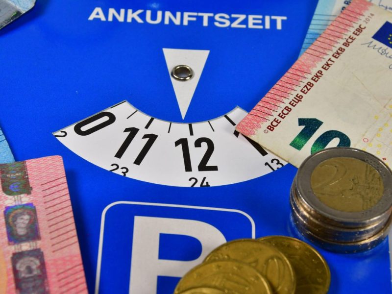 Bei einer falschen Parkscheibe drohen Bußgelder.