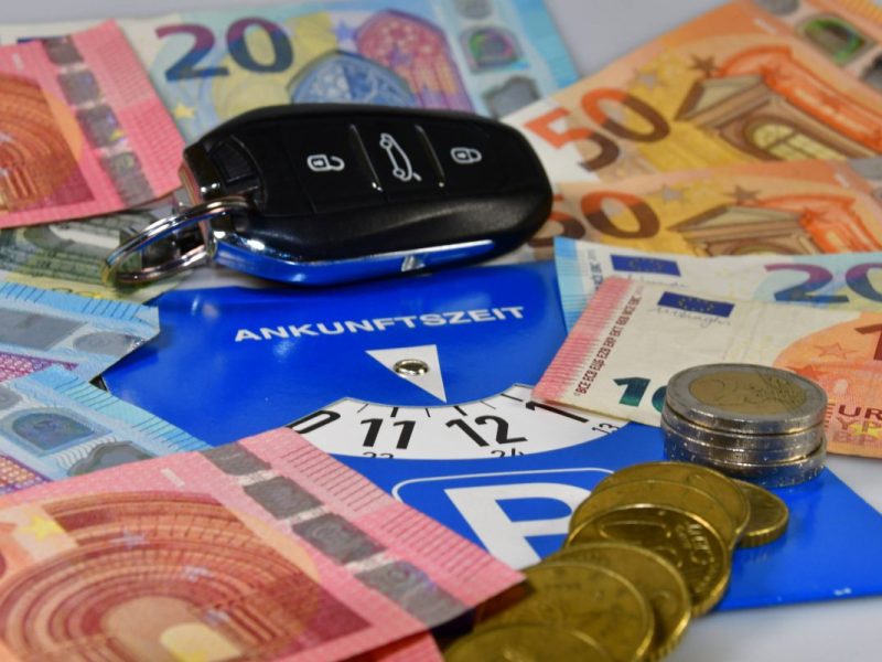 Autofahrer aufgepasst! Beim Stellen der Parkscheibe drohen fiese Bußgelder.