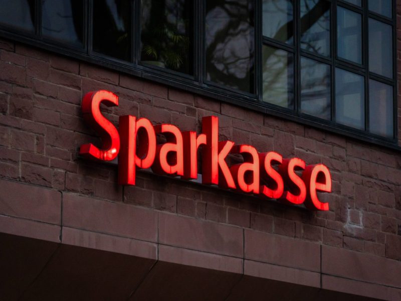 Symbolbild. Eine Sparkasse in NRW steht nun in Hamm vor Gericht.