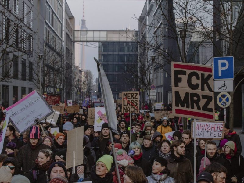 In sozialen Medien wird behauptet, Demonstranten würden für ihre Teilnahme bezahlt. Ein TikTok-Video sorgt für Wirbel – doch gibt es Beweise für das sogenannte „Demo-Geld“?