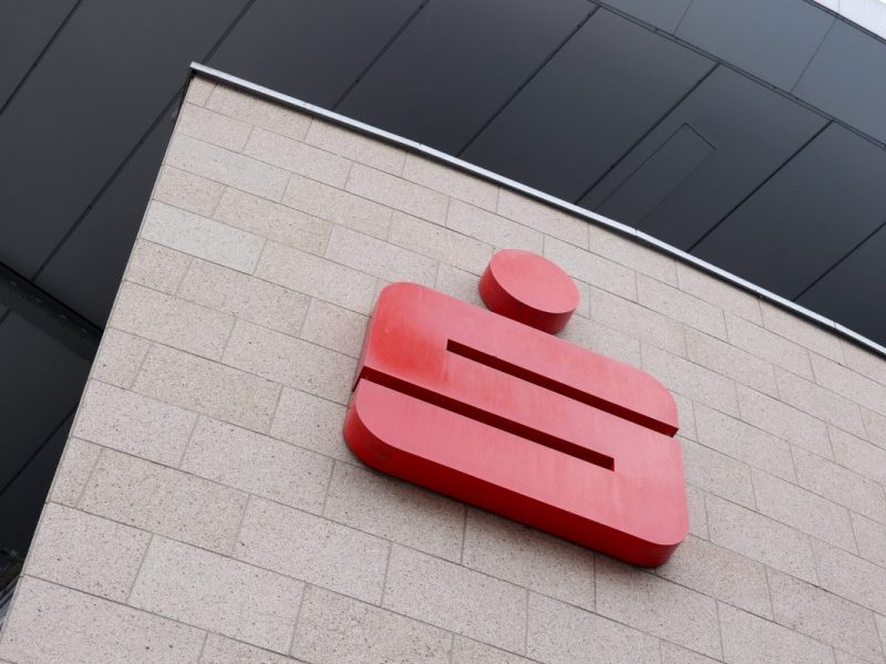 Die Sparkasse warnt Kunden vor zwei fiesen Betrugsmaschen.