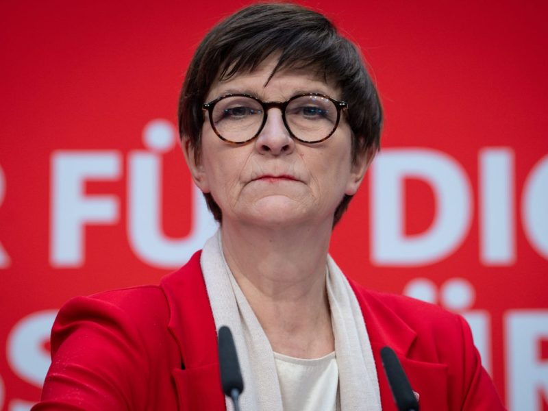 Esken klebt an ihrem Stuhl als SPD-Vorsitzende.