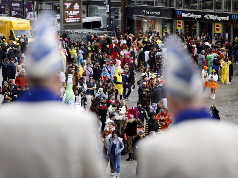 Karneval NRW: Tourist aus Japan wusste nichts vom närrischen Treiben.