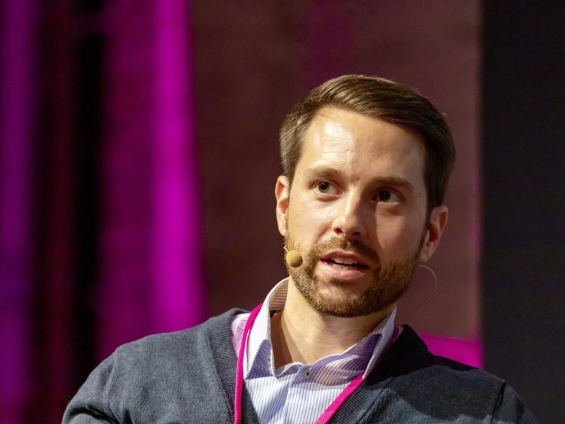 Fake News verbreiten sich rasant – besonders in der Politik-Bubble auf Instagram und TikTok. Doch wie erkennt man verlässliche Infos? MrWissen2go gibt Tipps, um politische Inhalte kritisch zu hinterfragen und seriöse Quellen im Internet zu finden.
