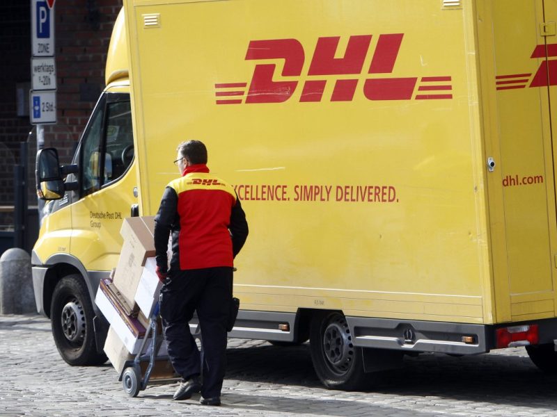 Ein Paketzusteller von DHL bei seiner Arbeit.