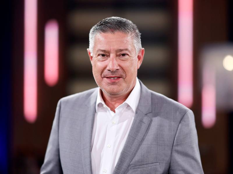 Joachim Llmabi im Anzug