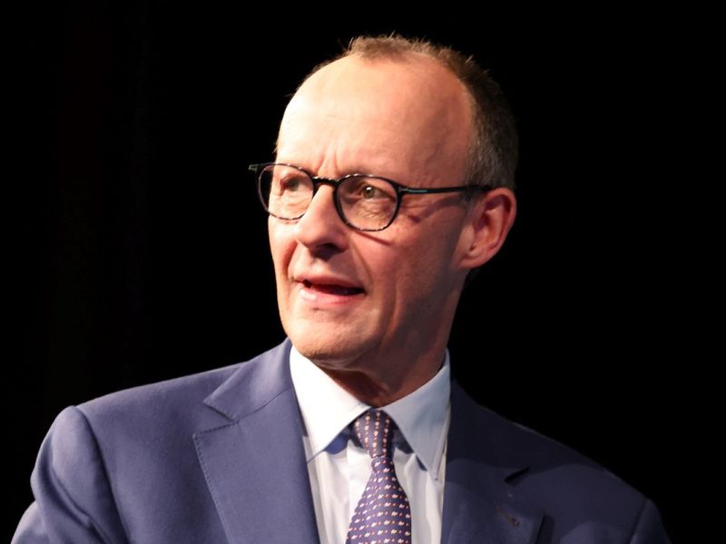 Wie Söder und Trump lässt sich auch Friedrich Merz bei McDonalds ablichten.
