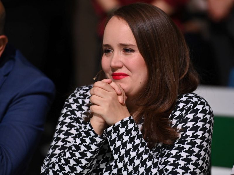 Grünen-Politikerin Ricarda Lang zeigt ihr Kostüm für die Fastnacht.