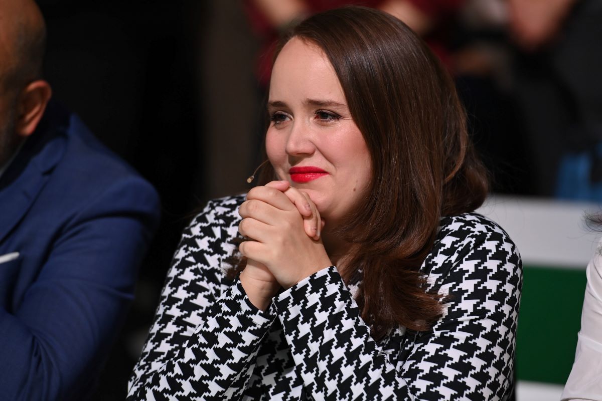 Grünen-Politikerin Ricarda Lang zeigt ihr Kostüm für die Fastnacht.