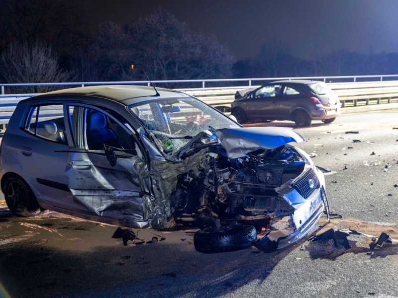 A42 in Duisburg: Massenkarambolage! Mehrere Verletzte ++ Mann (49) in Lebensgefahr