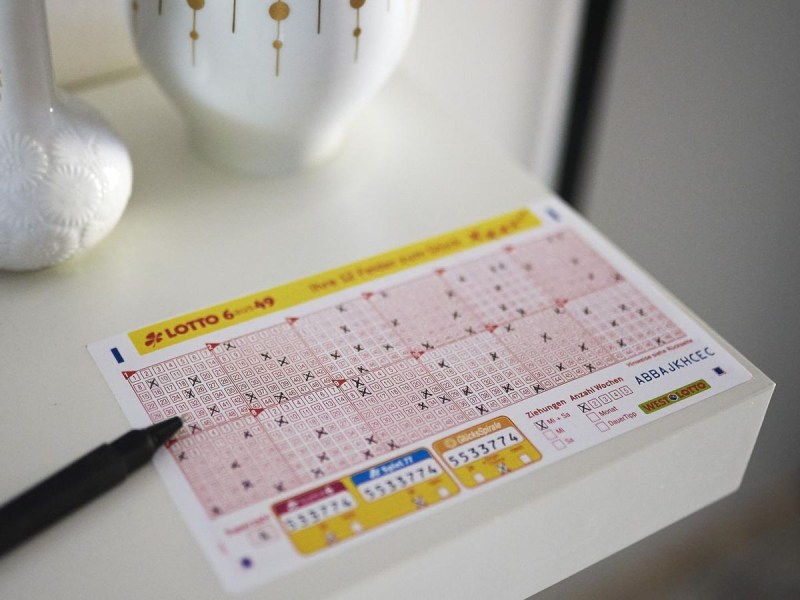 Am kommenden Samstag, 8. März, gibt es eine außergewöhnliche Jackpot-Situation bei Lotto 6aus49. Neben dem Jackpot in der ersten Gewinnklasse von rund 14 Millionen, hat sich ein weiterer Jackpot im zweiten Rang von rund sechs Millionen Euro gebildet. Eine besondere Chance auf Millionengewinne.