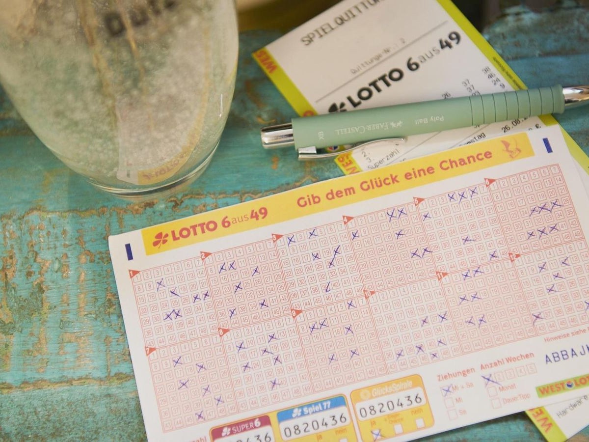 Bei Lotto 6aus49 findet zum Tag des Glücks eine bundesweite Sonderauslosung statt. Bei den Ziehungen am Mittwoch, 19. März, und am Samstag, 22. März, können Lottospieler ohne Mehreinsatz zusätzlich gewinnen.
